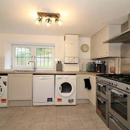 10 Bedrooms Pool Table Garden Piano Apartment Glasgow
