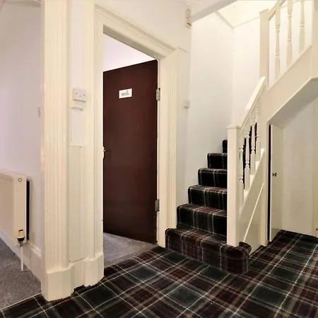 10 Bedrooms Pool Table Garden Piano Apartment Glasgow