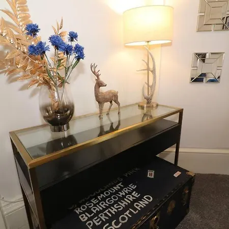 10 Bedrooms Pool Table Garden Piano Apartment Glasgow