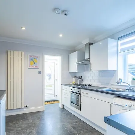 The Brigg - Spacious 3 Bed With Driveway In