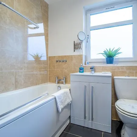 The Brigg - Spacious 3 Bed With Driveway In * Coatbridge