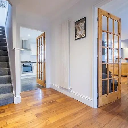 The Brigg - Spacious 3 Bed With Driveway In Coatbridge