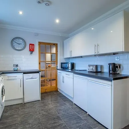 The Brigg - Spacious 3 Bed With Driveway In