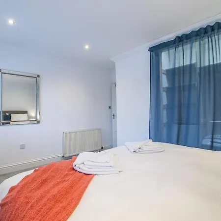 The Brigg - Spacious 3 Bed With Driveway In