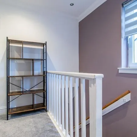 The Brigg - Spacious 3 Bed With Driveway In *