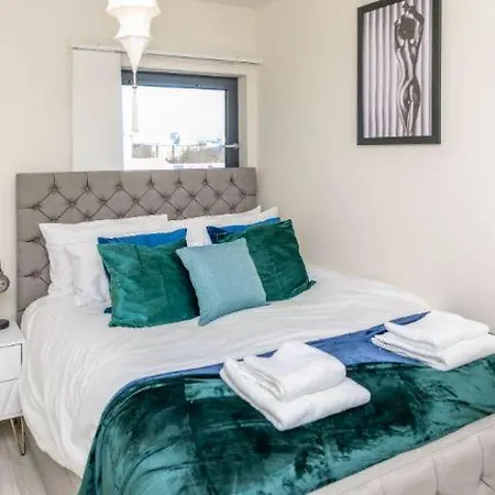Stunning Sleeps 10 - Parking - Balcony Glasgow