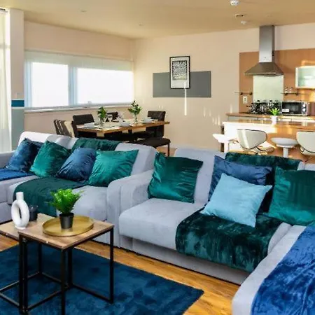 Stunning Sleeps 10 - Parking - Balcony * Glasgow