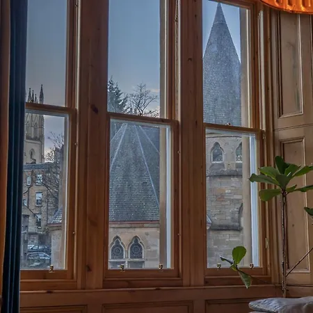 2 Bed In Great Location 15-20 Minutes Walk To Sec Glasgow