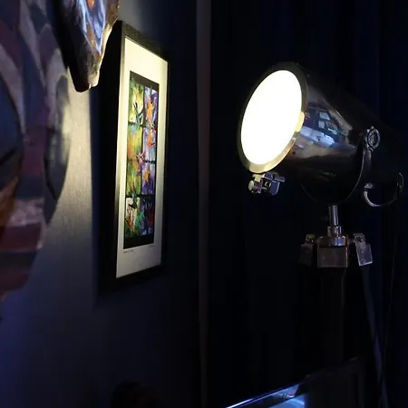 2 Bed In Great Location 15-20 Minutes Walk To Sec *