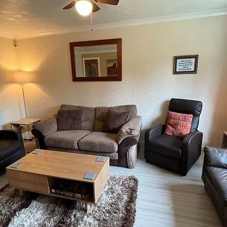 Semesterbostad Spacious Near