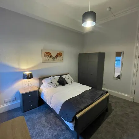 Traditional 5 Bedroom Centre Apartment