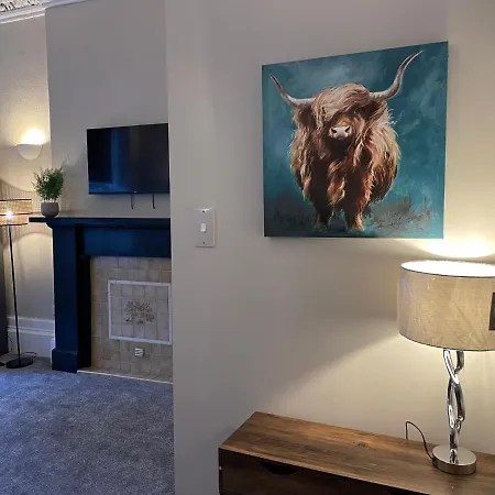 Traditional 5 Bedroom Centre Apartment Glasgow