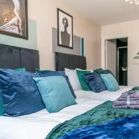 Stunning Sleeps 10 - Parking - Balcony Apartment