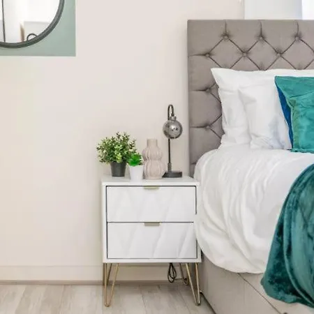 Apartment Stunning Sleeps 10 - Parking - Balcony Glasgow