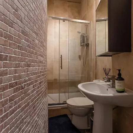 Appartamento 2 Bed In Great Location 15-20 Minutes Walk To Sec *