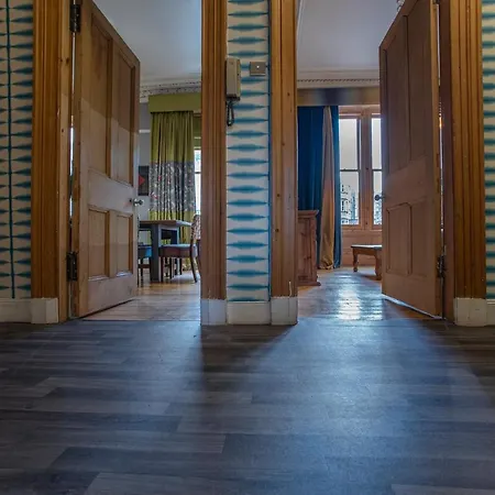 2 Bed In Great Location 15-20 Minutes Walk To Sec * グラスゴー