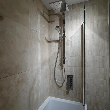 2 Bed In Great Location 15-20 Minutes Walk To Sec