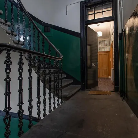 2 Bed In Great Location 15-20 Minutes Walk To Sec アパート