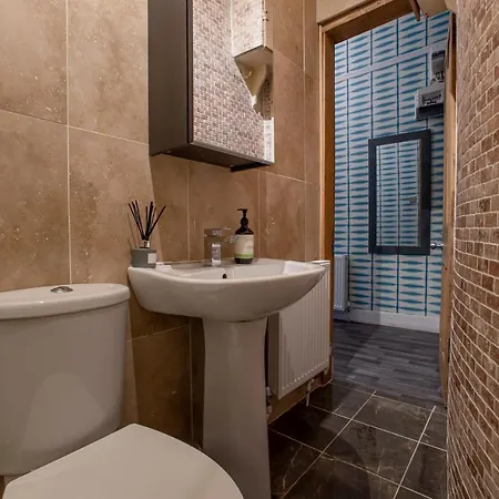 2 Bed In Great Location 15-20 Minutes Walk To Sec *