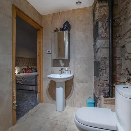 2 Bed In Great Location 15-20 Minutes Walk To Sec *