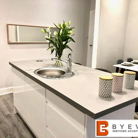 Byevo Almar - Close To And Airport - Perfect For Contractors Or Large Groups