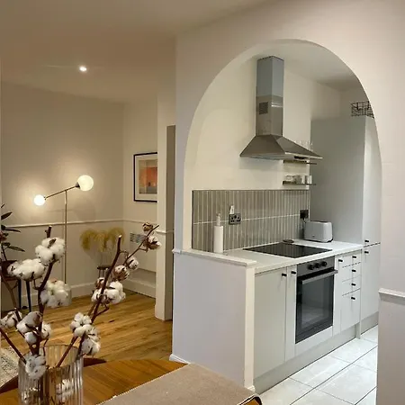 Luxury 1 Bedroom Flat In Heart Of Centre *
