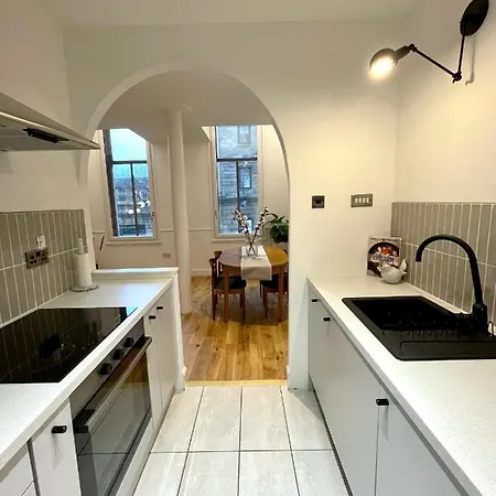 Luxury 1 Bedroom Flat In Heart Of Centre *