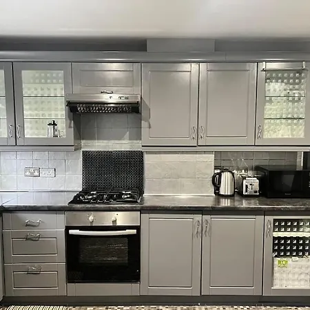 Lovely 3 Bed In With Free Parking *