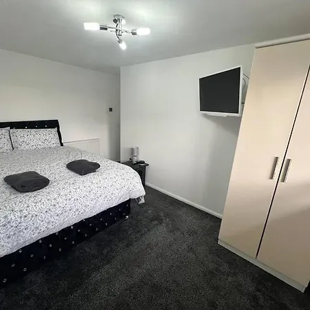 Lovely 3 Bed In With Free Parking *