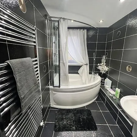 Lovely 3 Bed In With Free Parking Holiday home *