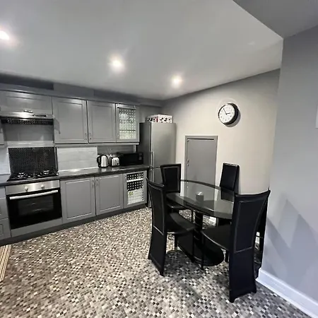 Lovely 3 Bed In With Free Parking Glasgow