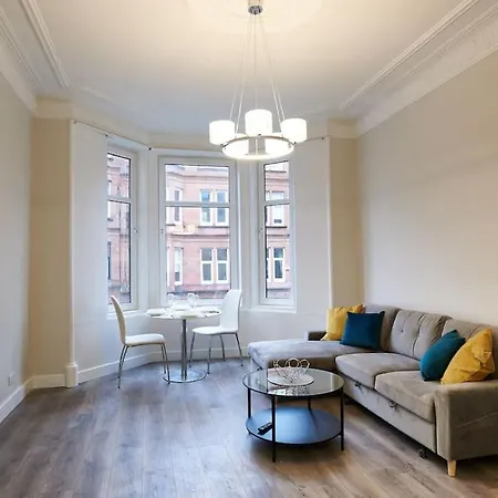 Spacious Recently Renovated Two Bedroom Property, Free Parking * Glasgow