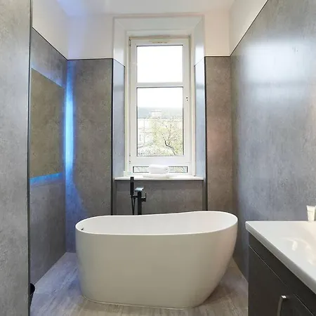 Spacious Recently Renovated Two Bedroom Property, Free Parking Apartment