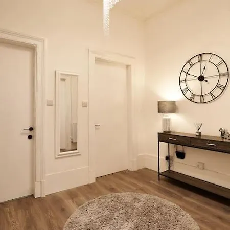 Spacious Recently Renovated Two Bedroom Property, Free Parking Apartment