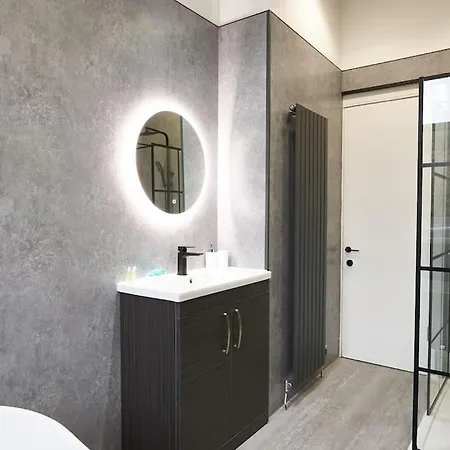 Spacious Recently Renovated Two Bedroom Property, Free Parking Apartment *