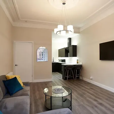 Spacious Recently Renovated Two Bedroom Property, Free Parking Glasgow