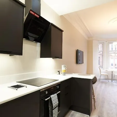 Spacious Recently Renovated Two Bedroom Property, Free Parking Apartment *