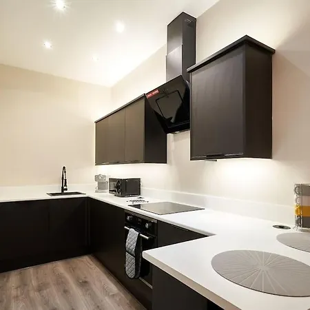 Spacious Recently Renovated Two Bedroom Property, Free Parking Apartment