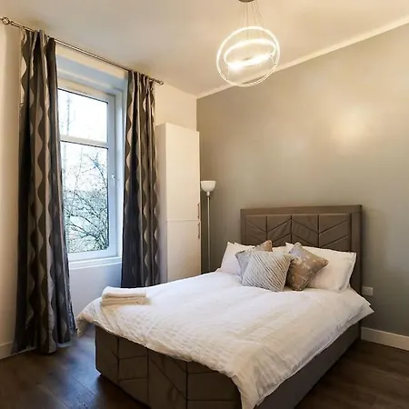Spacious Recently Renovated Two Bedroom Property, Free Parking Apartment *