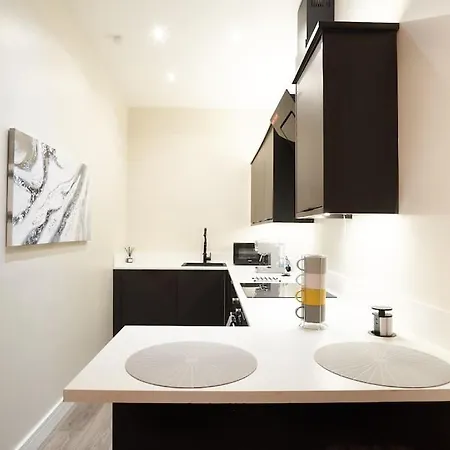 Spacious Recently Renovated Two Bedroom Property, Free Parking Glasgow