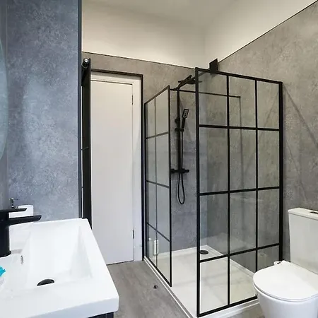 Apartment Spacious Recently Renovated Two Bedroom Property, Free Parking Glasgow