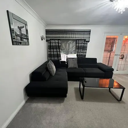 Lovely 3 Bed In With Free Parking *