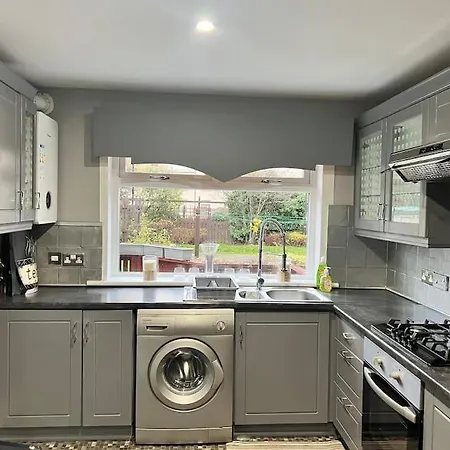 Lovely 3 Bed In With Free Parking Holiday home Glasgow