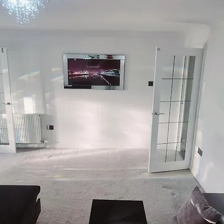 Lovely 3 Bed In With Free Parking Holiday home