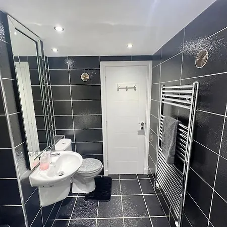 Lovely 3 Bed In With Free Parking Holiday home