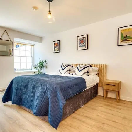 Lovely 2 Bedroom Garden Flat In Trendy West End Apartment *