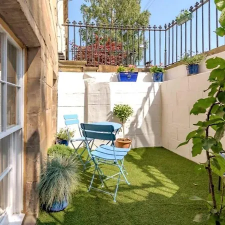 Lovely 2 Bedroom Garden Flat In Trendy West End * Glasgow