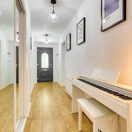Lovely 2 Bedroom Garden Flat In Trendy West End * Glasgow