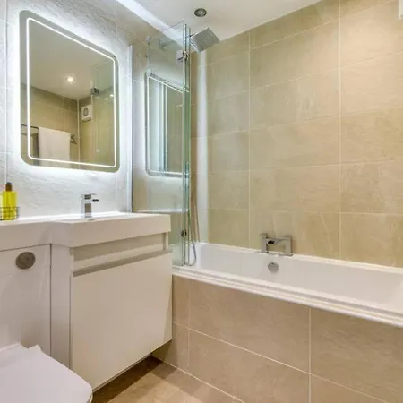 Lovely 2 Bedroom Garden Flat In Trendy West End Apartment