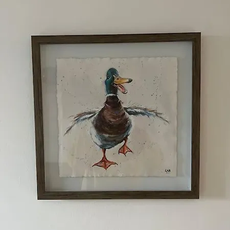 Modern 2 Bedroom Flat Near Centre